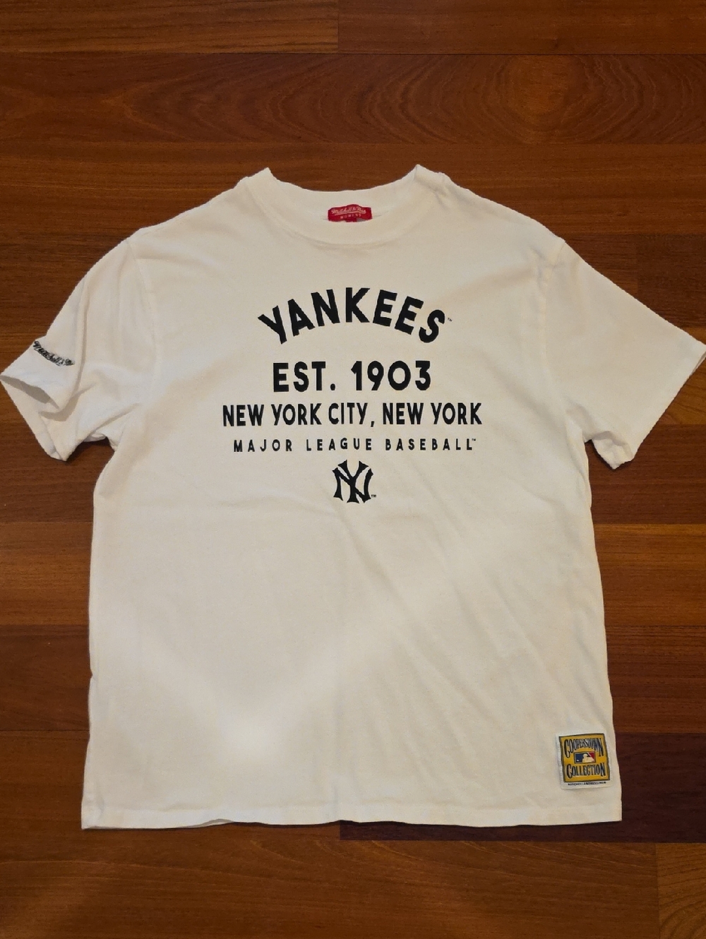 NWOT New York Yankees Womens White T-shirt from Mitchell & Ness, Size S